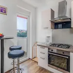 Lovely In With Wifi Apartman